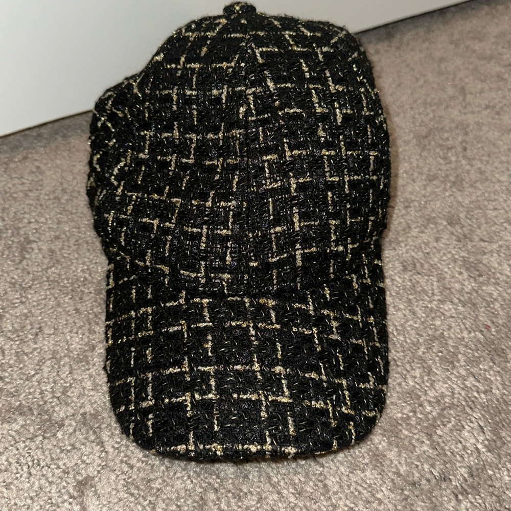 Black/gold baseball hat